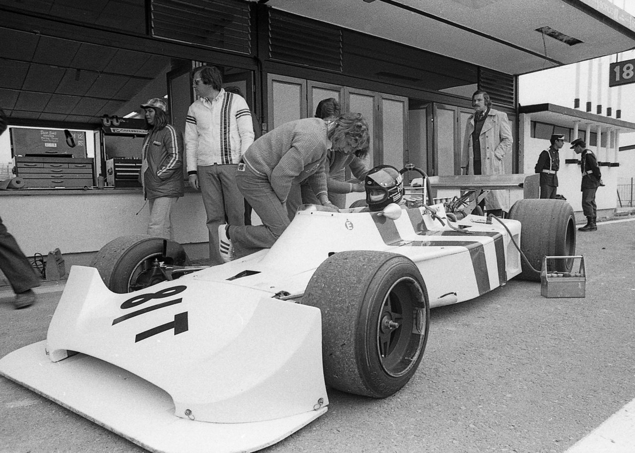 James Hunt in the pits with Hesketh standing by