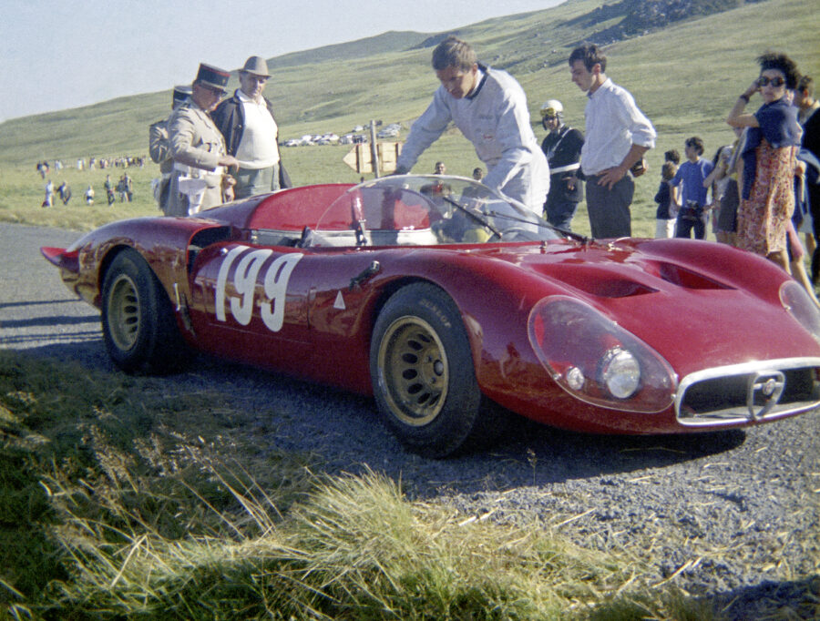 40-md-1967-000-course-de-cote-jean-rolland-alfa-romeo-t33-rolland-appuye_rgb_gross-3