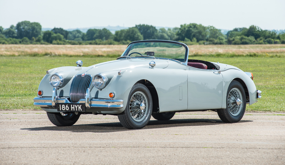 Tableau de bord de la voiture classique Jaguar XK 150 roadster par l