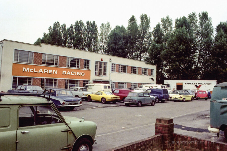 34-cb-1972-001-mclaren-racing-factory-race-van-at-the-right-tour-with-mechanic-peter_rgb-3