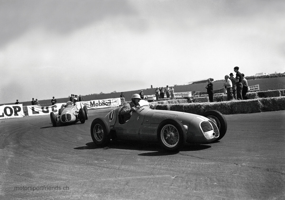 39-ss-1949-reg-parnell-leads-de-graffenried-around-club-corner-maseratis_coated-3