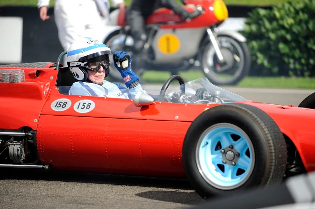 Eight time World Champion John Surtees at the 2010 Goodwood Revival. Ph. by Ian Lambot 1024x681.jpg Kopie