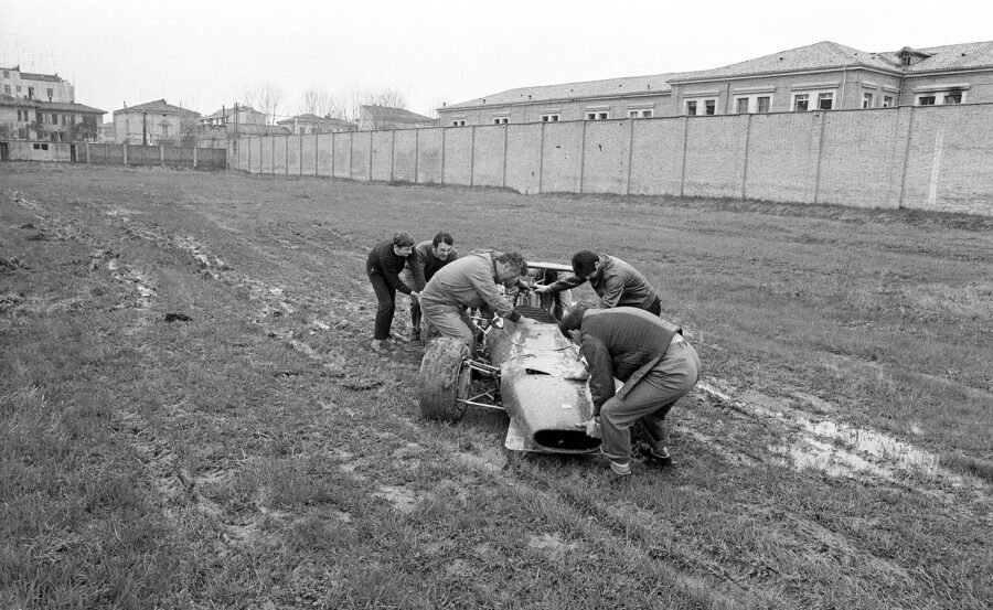 18-md-1969-052-ferrari-dino-f2-di-t-brambilla-dopo-luscita-di-strada_rgb_gross-5