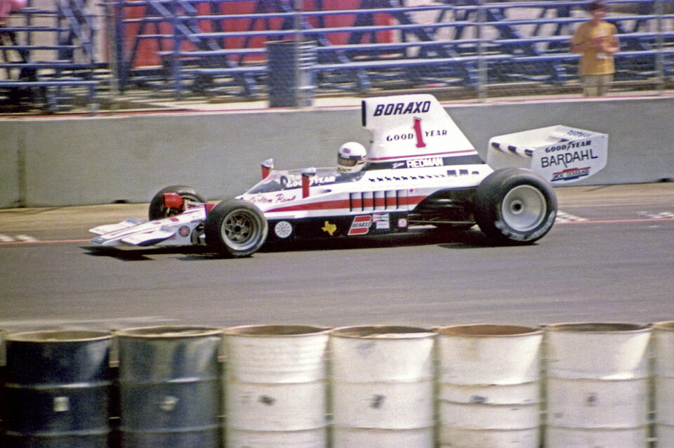 31-lb-1975-001-brian-redman-lola-t332-winner-of-1st-race-at-long-beach_rgb_gross-4