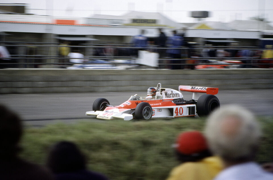 03-ss-1977-387-gilles-villeneuve-mclaren-cos-m23_rgb_gross-6