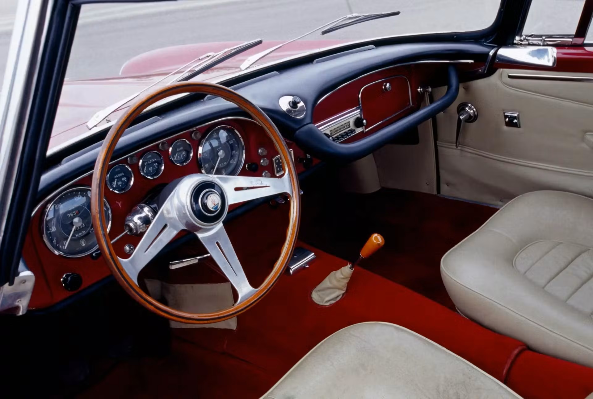 Maserati 3500 interior