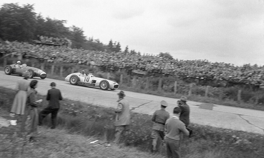 10-nr-1954-109-juan-manuel-fangio-mercedes-w196-followed-by-moss_10-2