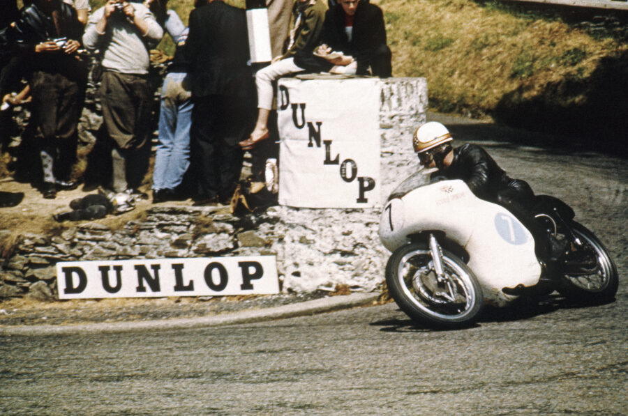 14-im-1961-100-mike-hailwood-mv-agusta-350cc-at-governors-bridge_cmyk