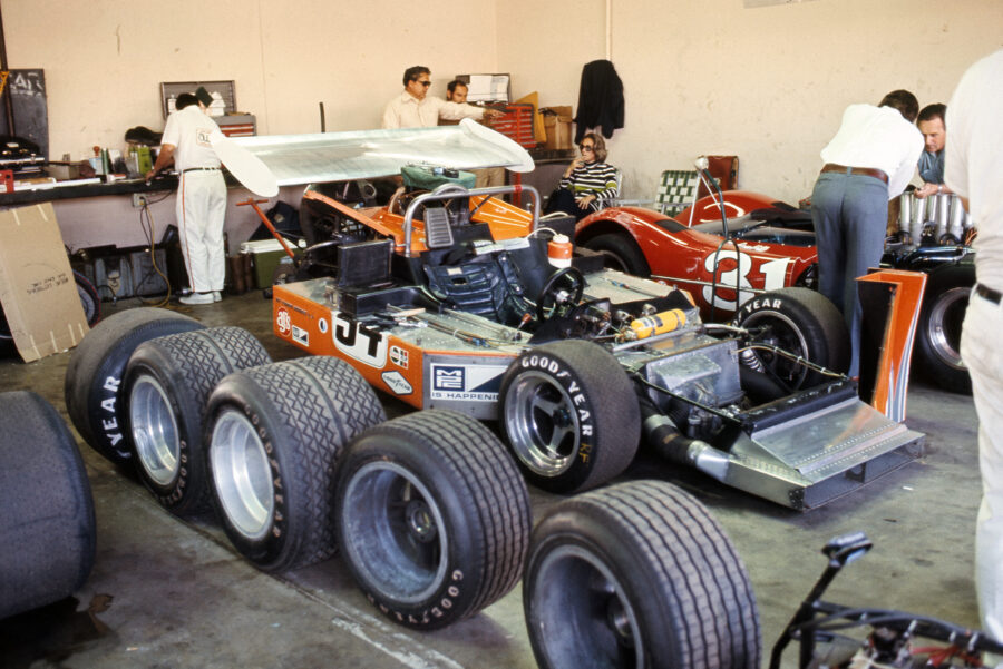 21-rs-1970-060-oscar-koveleskis-mclaren-m8b-chevrolet-and-jay-hills-mclaren-m6b-chevrolet_cmyk