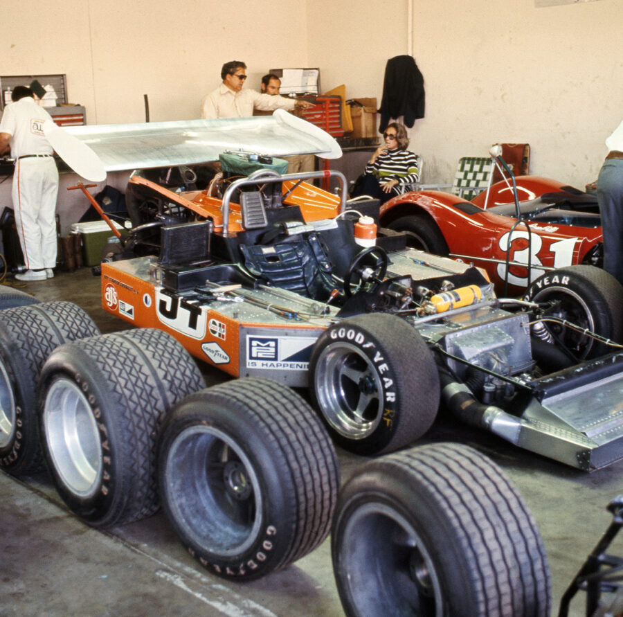21 RS 1970 060 Oscar Koveleski's McLaren M8B Chevrolet and Jay Hills McLaren M6B Chevrolet_cmyk