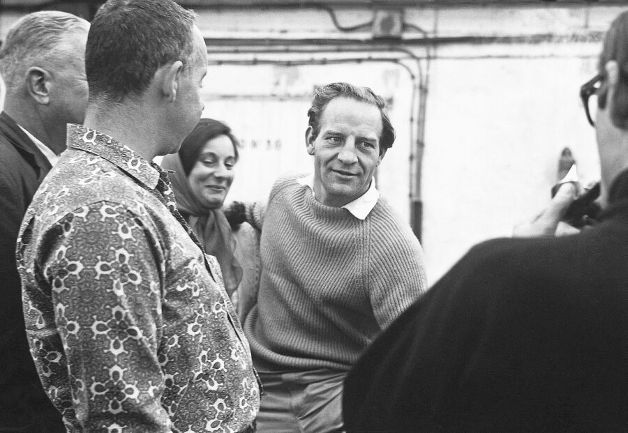 33-re-1962-innes-ireland-and-jean-ginther-with-masten-gregory_cmyk-2