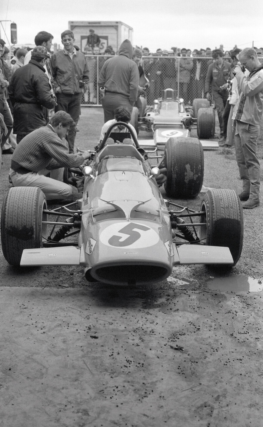 36-wg-1969-304-allister-caldwell-and-edi-wyss-working-on-denny-hulmes-mclaren-m7a-cosworth_cmyk-2