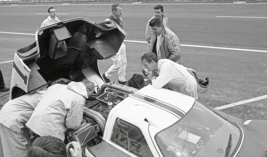 40-lm-1966-102-bruce-mclaren-with-the-ford-gt-j_cmyk-2