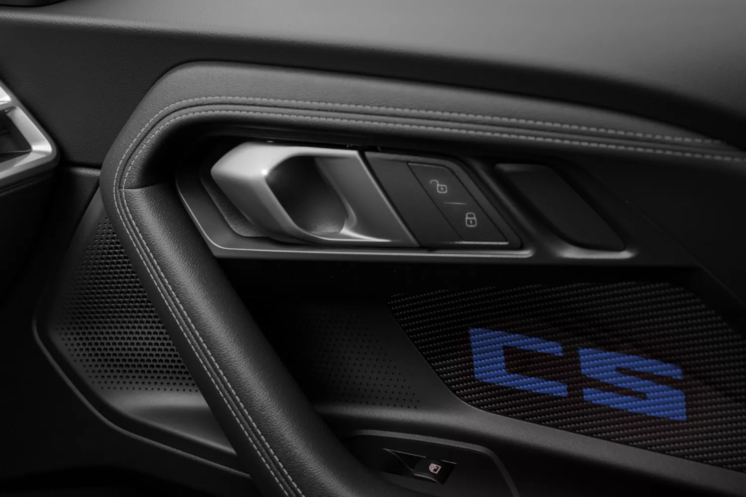 BMW SOC26 M2CS DI24 000235358 bluelogo retouched 3to2