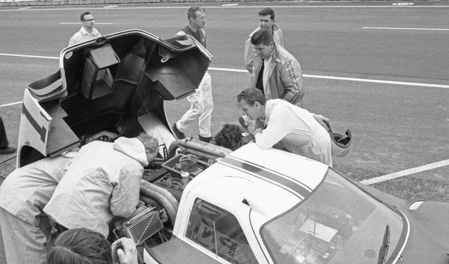 40-lm-1966-102-bruce-mclaren-with-the-ford-gt-j_cmyk-3