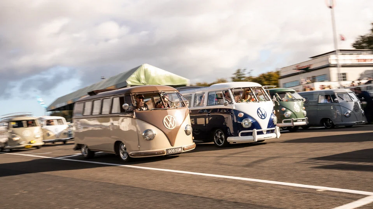 Screenshot 2025 09 22 at 07 11 00 A vibrant sea of VW campers swarms Goodwood Revival GRR