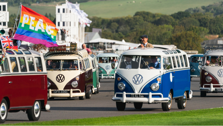 Screenshot 2025 09 22 at 07 13 15 A vibrant sea of VW campers swarms Goodwood Revival GRR