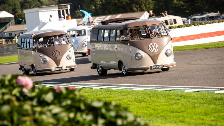 Screenshot 2025 09 22 at 07 13 22 A vibrant sea of VW campers swarms Goodwood Revival GRR