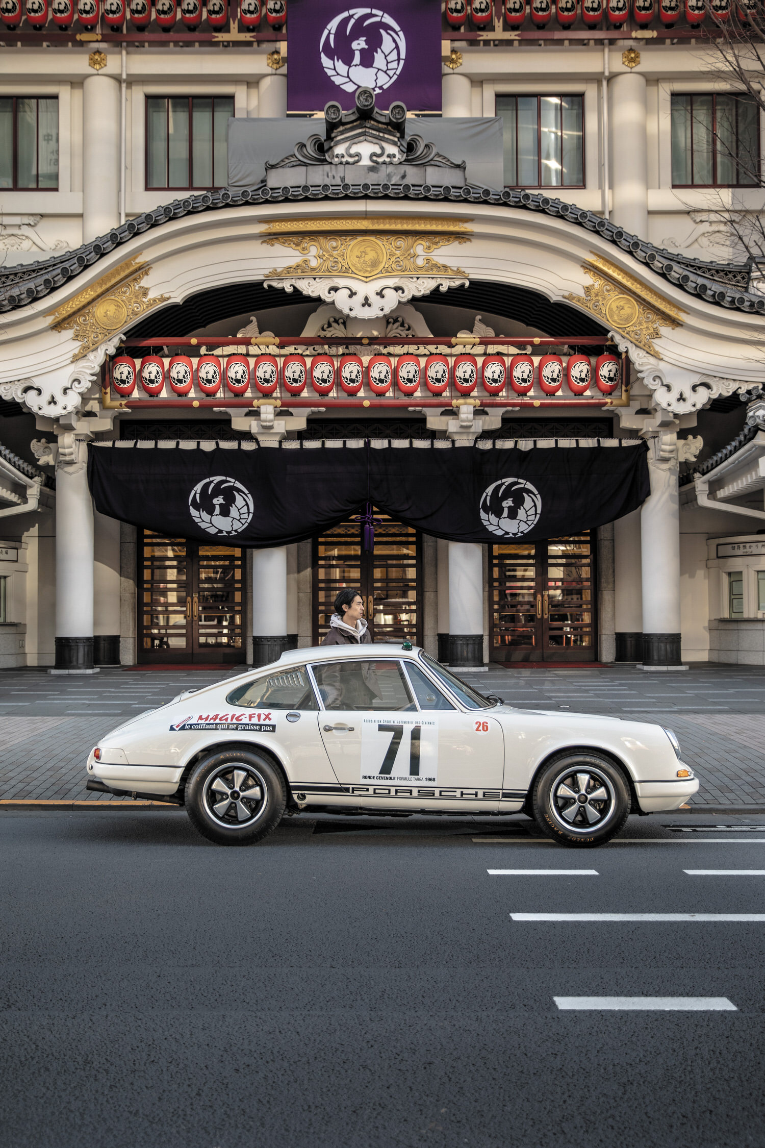 911R 014a5794 bookEDIT001