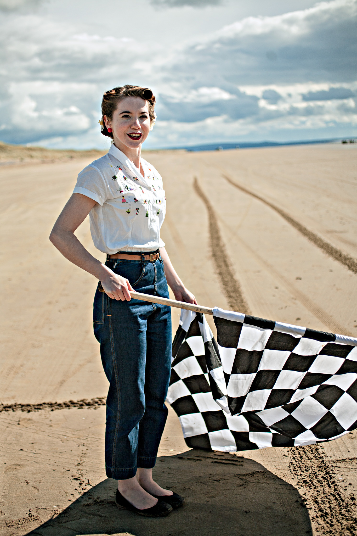 14 Starter girl with checkered flag