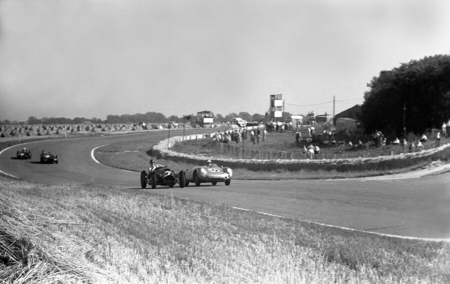 07-gw-1955-018-crook-gibson-cooper-t25-bristol-batteling-with-stirling-moss-von-hanstein-porsche-550-spyder-karosserie-wendler-reutlingen_coated