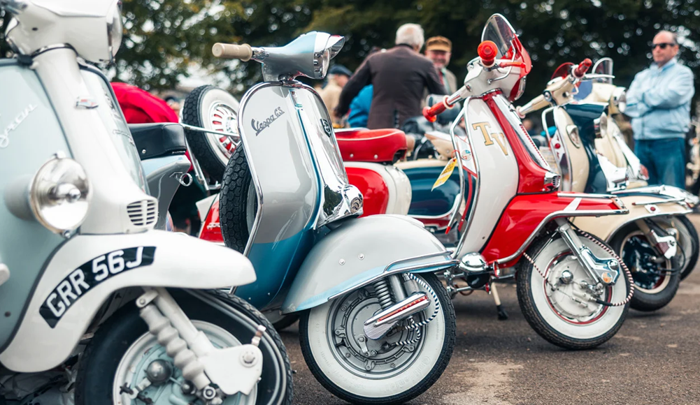 A Swarm Of Vespas At The Goodwood Revival 2026 1 3