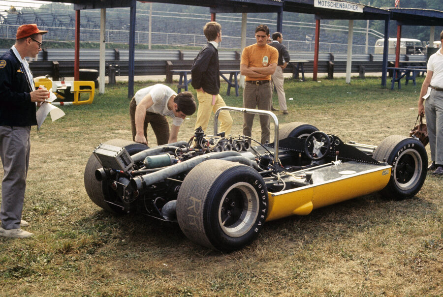 36-el-1968-113-edi-wyss-works-on-bonniers-lola_coated