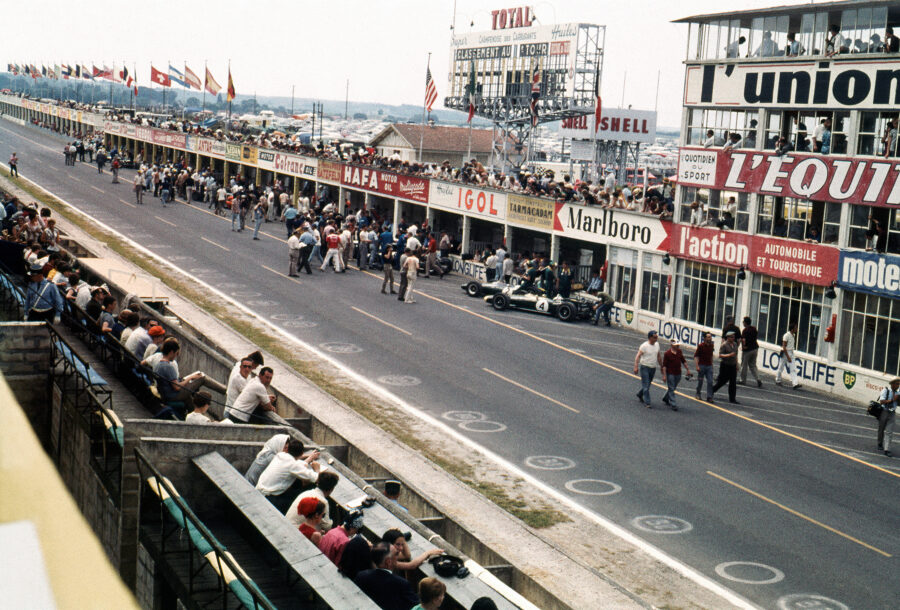 37-re-1966-220-peter-arundells-and-david-hobbs-lotus-44_coated