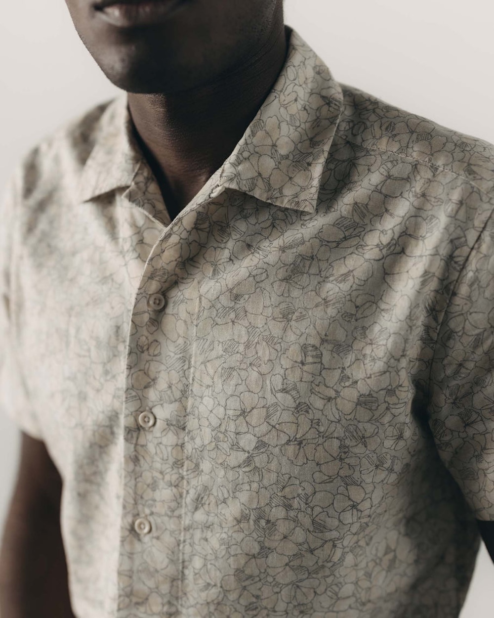 The Davis Shirt By Taylor Stitch 3 instock m q126 The Davis Shirt GreySkiesFloral portrait 002