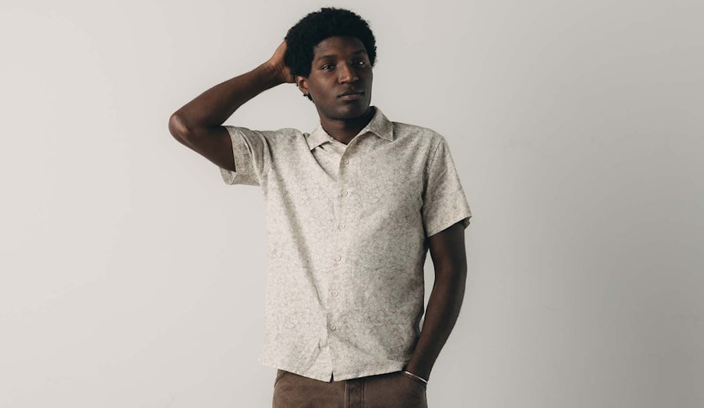 The Davis Shirt By Taylor Stitch 1 instock m q126 The Davis Shirt GreySkiesFloral portrait 003