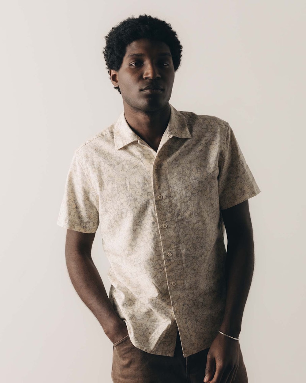 The Davis Shirt By Taylor Stitch 2 instock m q126 The Davis Shirt GreySkiesFloral portrait 004