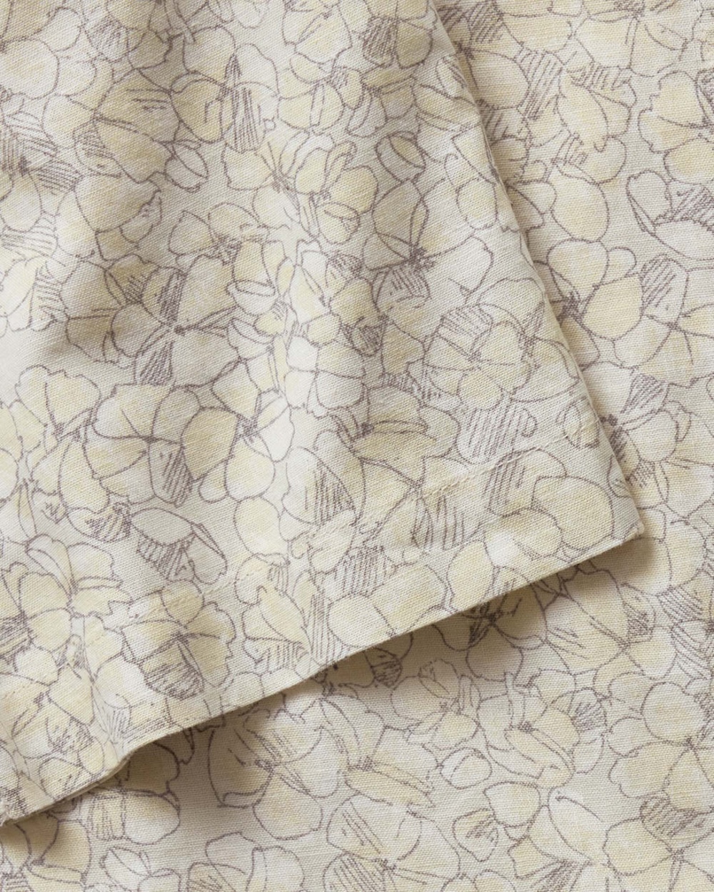 The Davis Shirt By Taylor Stitch 9 instock m q126 The Davis Shirt GreySkiesFloral portrait 006