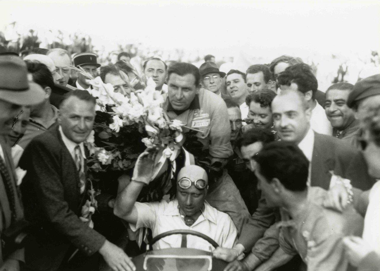 1951 ACF GP Fangio-Alfetta with flowers .jpg