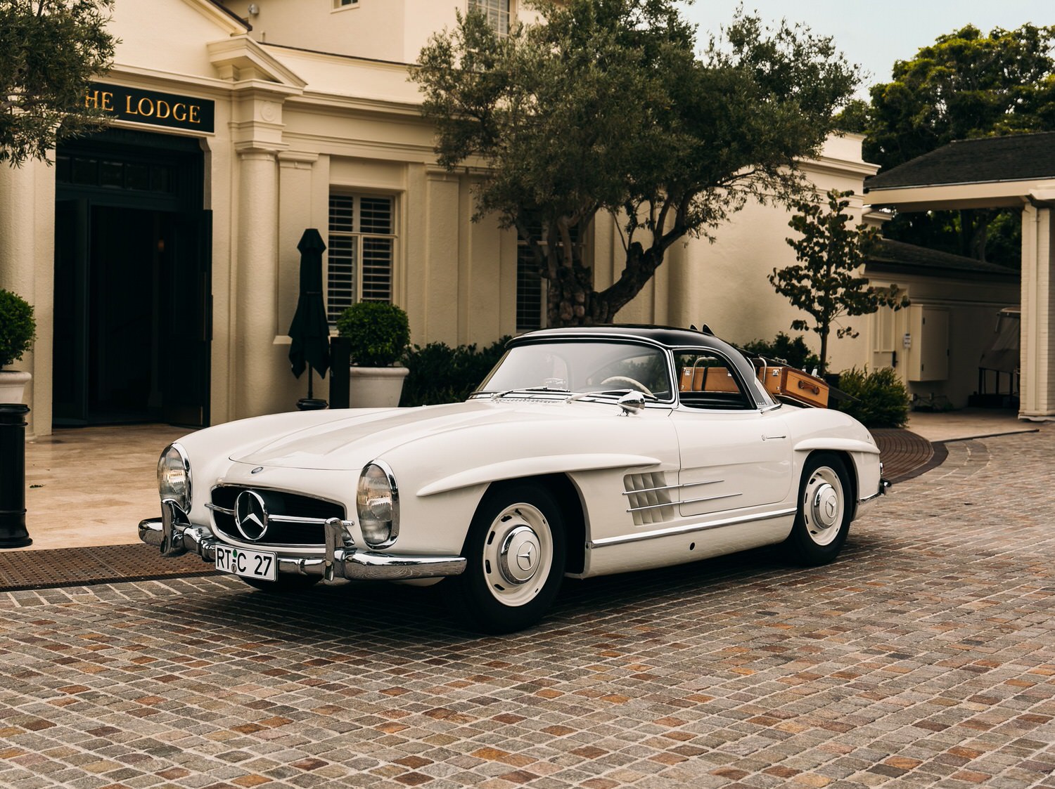 One-Off 1952 Ferrari With First Concours Entry Unveiled For Salon Privé 3 1963 Mercedes Benz 300 SL Roadster Front Left Three Quarter view 1