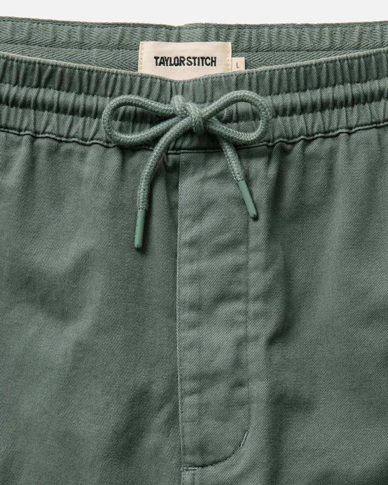 The Après Short By Taylor Stitch 5 instock m q126 The Apres Short OrganicDeepSeaFoundationTwill portrait 006