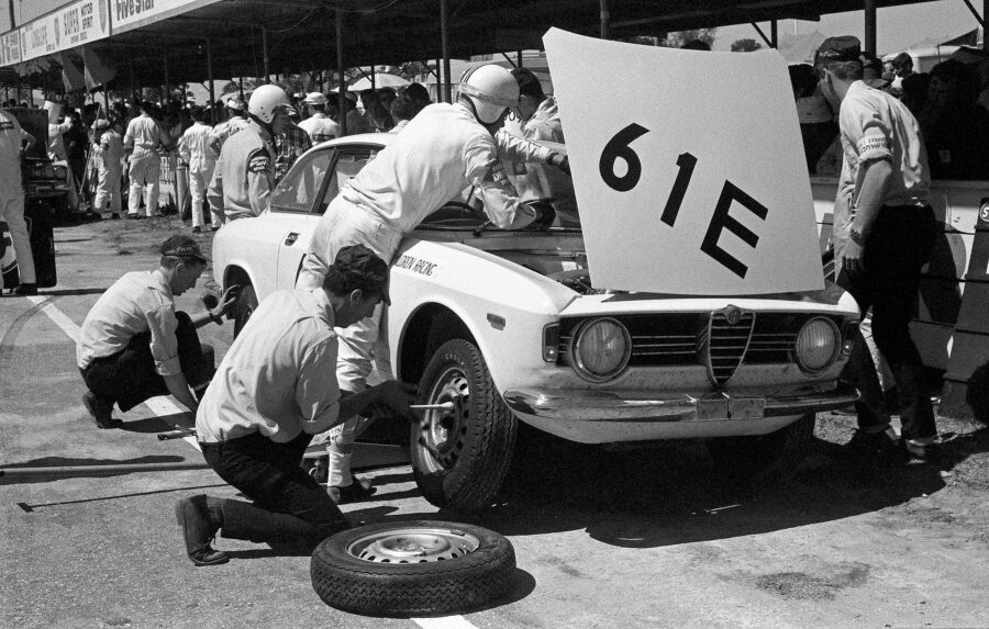 03-bh-1967-004-mount-panorama-circuit-kevin-bartlett-laurie-stewart-alfa-romeo-1600-gtv_coated-3