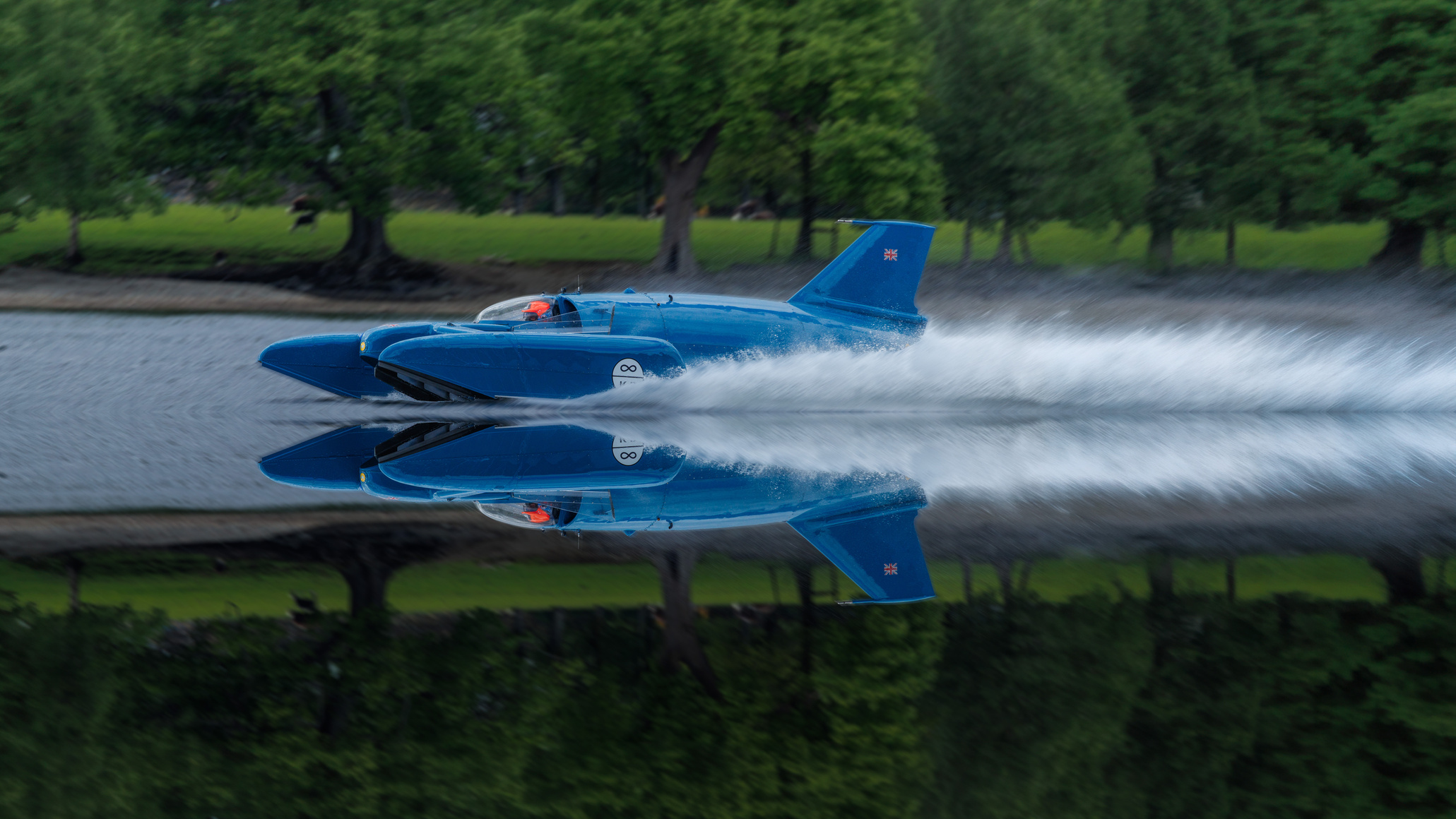 03 Bluebird K7 Fahrt mit Spiegelung