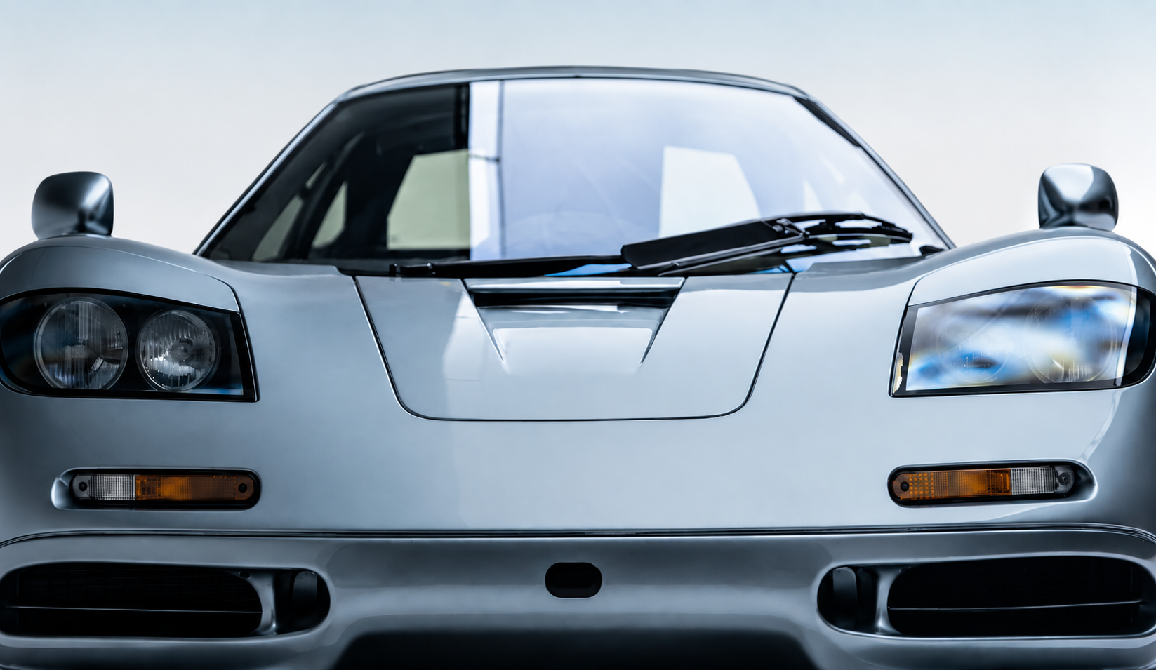 Silberner Supersportwagen im Studio